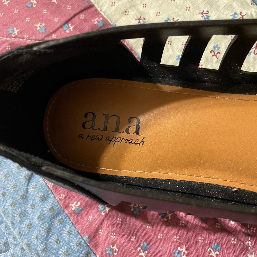 Shoes - Picture 3 of 4